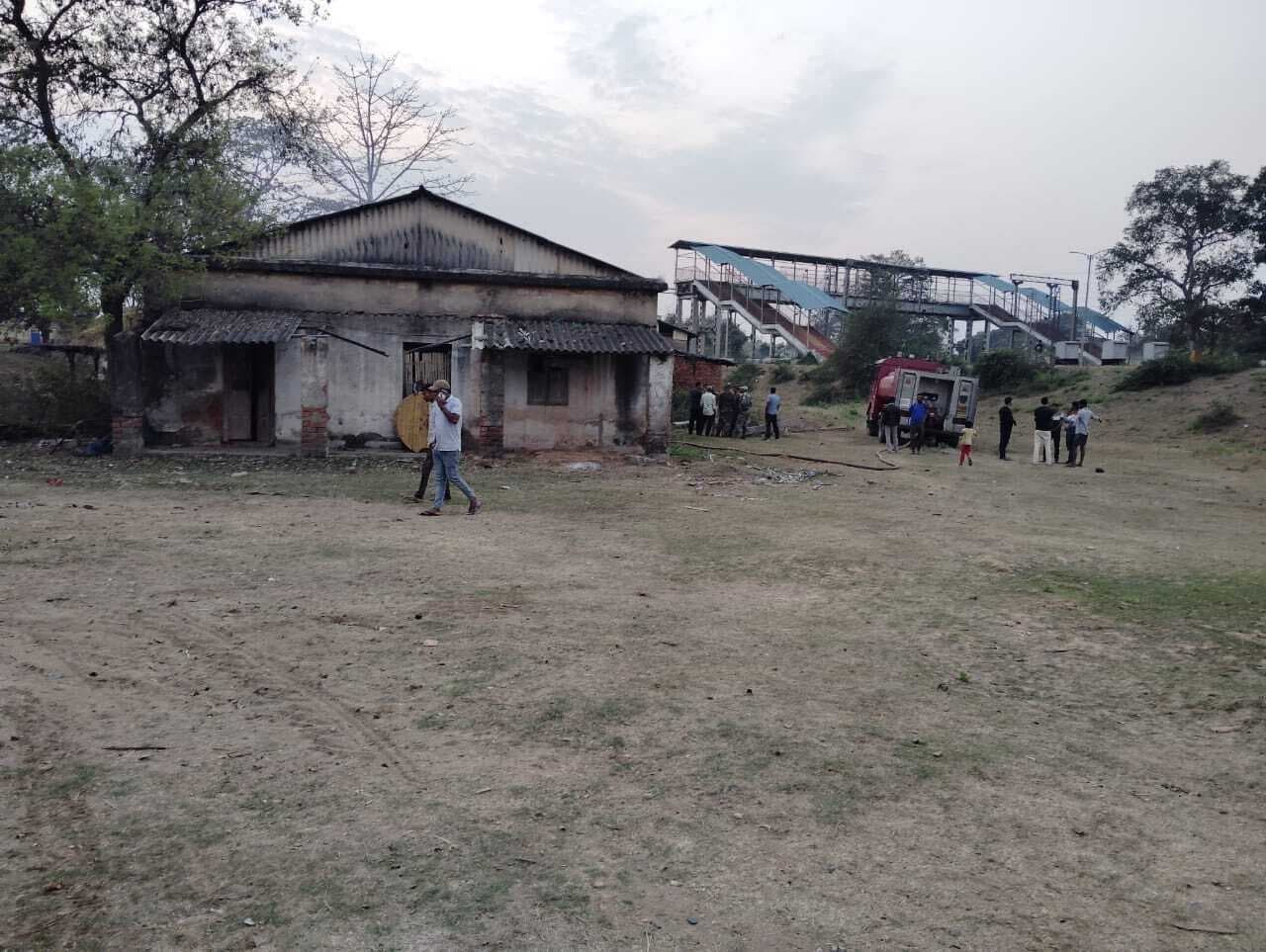 Bokaro News : दनिया स्टेशन के पास पुराने माल गोदाम में लगी आग