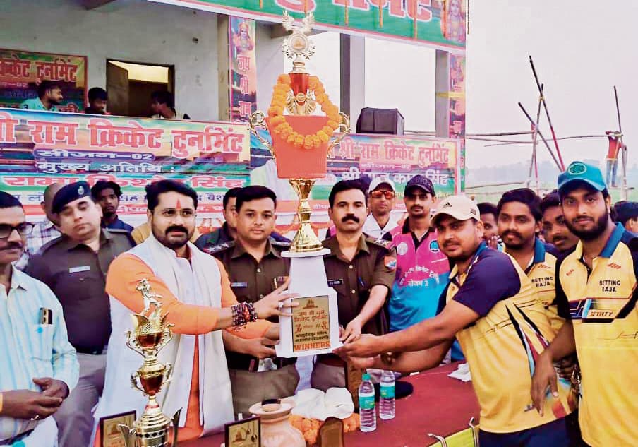 Hajipur News : सुपौल की टीम ने 27 रनों से रामपुर की टीम को हराकर जमाया कप पर कब्जा