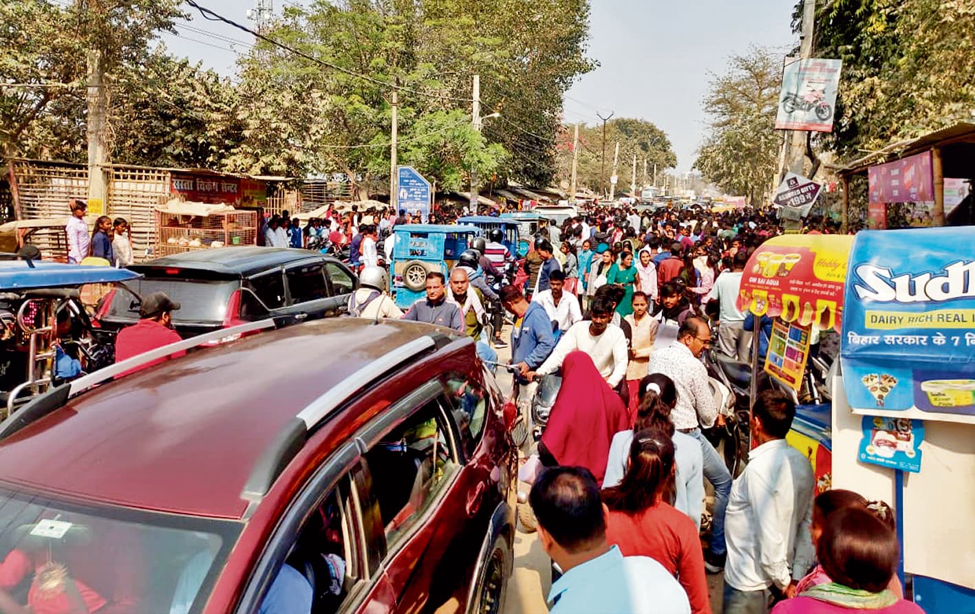 Hajipur News : हाइवे व गांधी सेतु पर लगने वाले जाम से लोगों को नहीं मिल रही राहत, शहर में भी लग रहा भीषण जाम