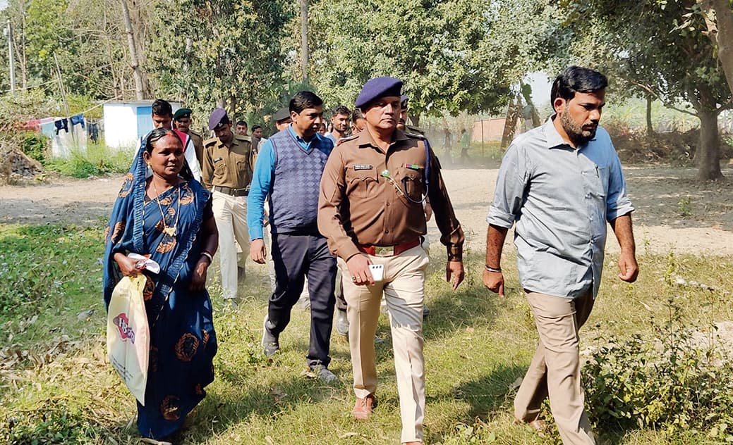 Hajipur News : बेलसर में डीएम ने किसानों से किया संवाद, जानी उनकी समस्या व खेती के नवाचार को