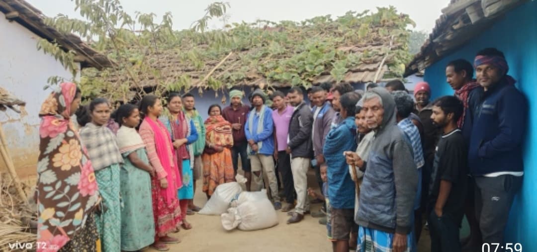 Chaibasa news : तांतनगर में चेतावनी के बाद भी बेच रहे लोगों के घर-घर जाकर हजारों लीटर शराब नष्ट किया