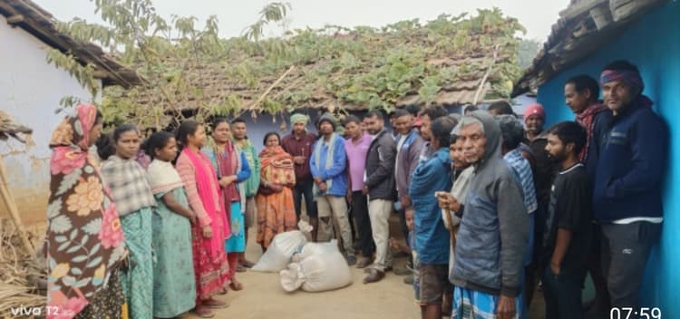 Chaibasa news : तांतनगर में चेतावनी के बाद भी बेच रहे लोगों के घर-घर जाकर हजारों लीटर शराब नष्ट किया