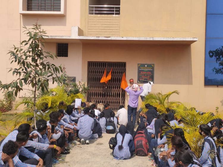 Chaibasa news : एबीवीपी ने मझगांव डिग्री कॉलेज में चार घंटे ताला बंद रखा, ‘शिक्षक दो, कॉलेज खोलो’, शिक्षक नहीं, कॉलेज नहीं के नारे लगे