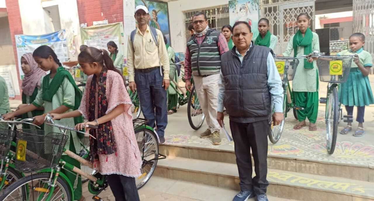 कक्षा आठ के 101 विद्यार्थियों को मिली साइकिलें