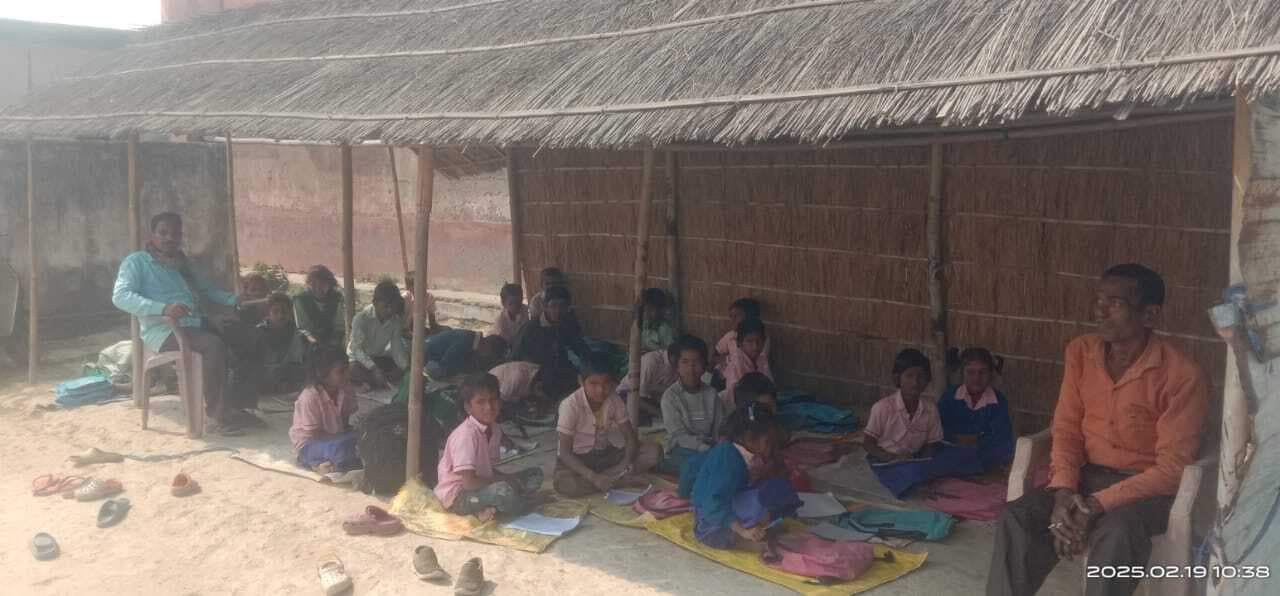 15 वर्षों से फूस की कुटिया में चल रहीं कक्षाएं