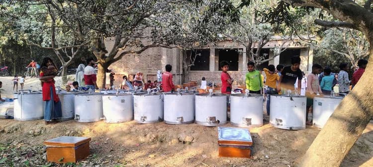 उधवा प्रखंड में किसानों को मिले मधुमक्खी पालन के यंत्र