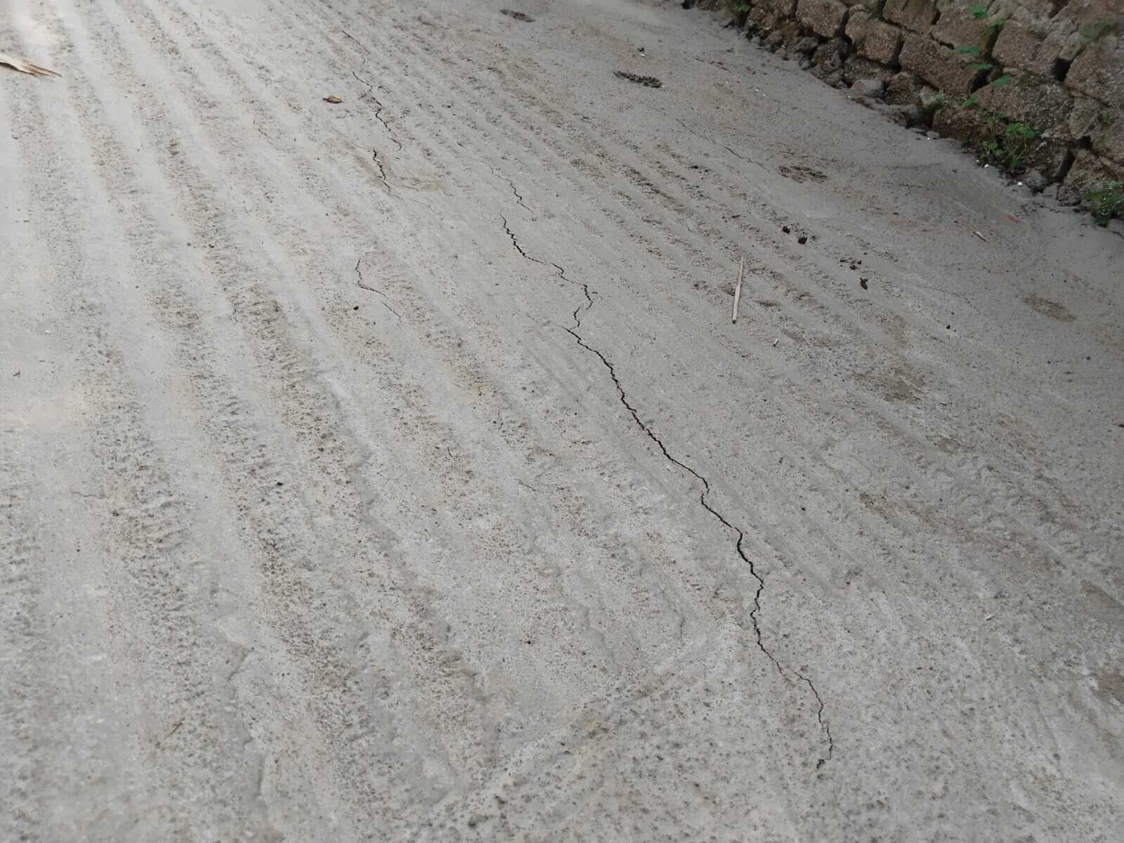 35 लाख से बन रही पीसीसी सड़क में ढलाई के 24 घंटे बाद ही आयी दरार