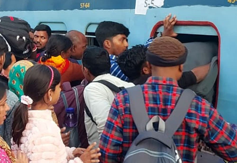 किऊल स्टेशन पर प्रयागराज जाने वाले यात्रियों की उमड़ी भीड़