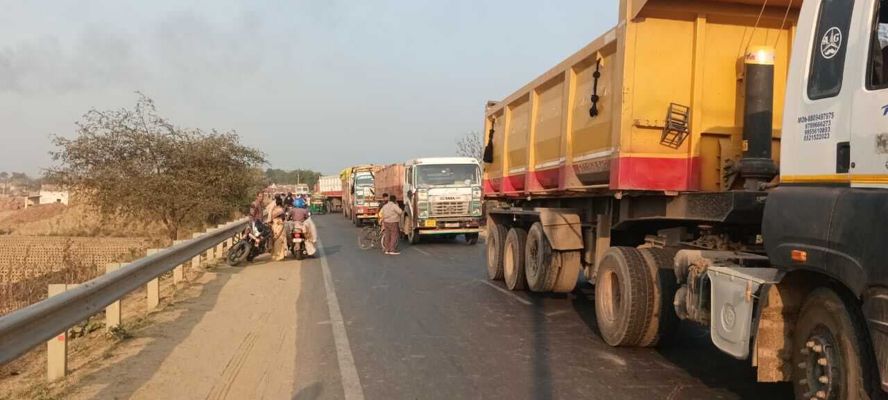 रतनुपुर पिपरिया टोला के समीप ट्रक ने बाइक में मारी टक्कर, 45 मिनट तक जाम रहा एनएच 80