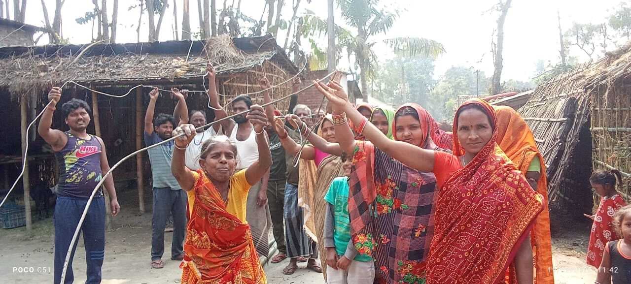 जर्जर तार को लेकर ग्रामीणों ने किया प्रदर्शन