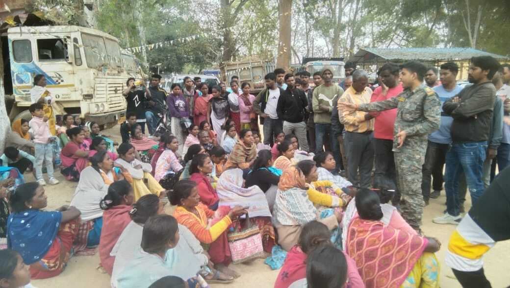 संदीप के हत्यारों को गिरफ्तार करने को लेकर थाना पहुंचे ग्रामीण