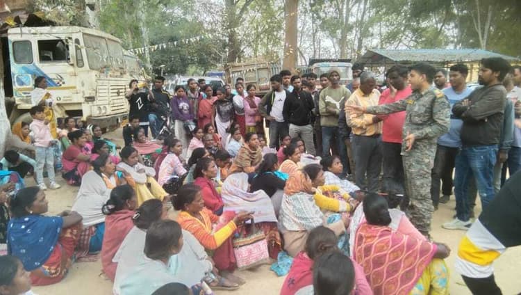 संदीप के हत्यारों को गिरफ्तार करने को लेकर थाना पहुंचे ग्रामीण