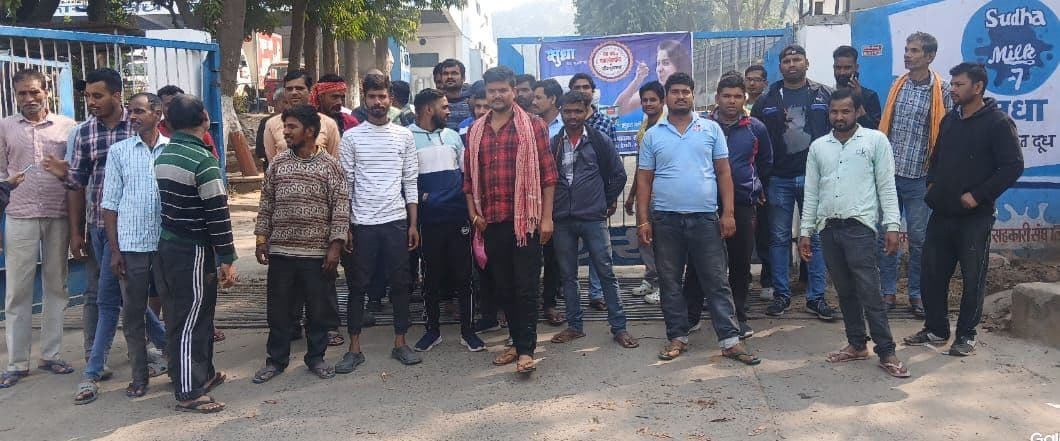 Bhagalpur News: कराया जाता है 30 दिन काम, 26 दिन का ही मिल रहा वेतन : दैनिक वेतनभोगी