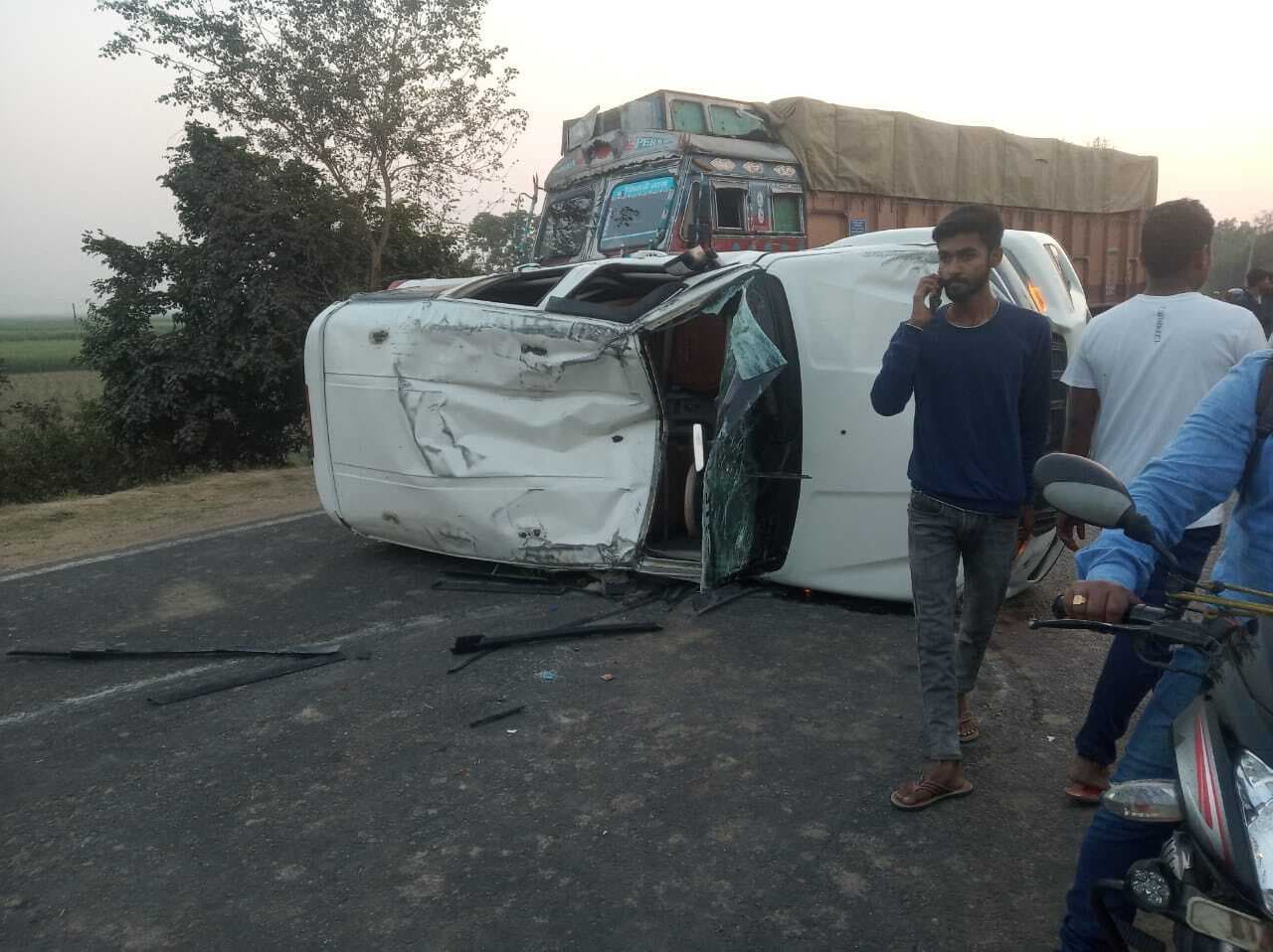 स्कॉर्पियो व ट्रक की टक्कर में सड़क किनारे खड़े बाइक सवार दो जख्मी