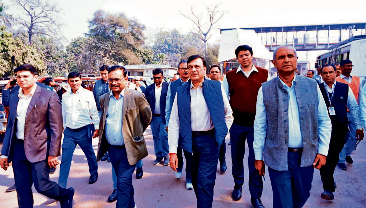 स्टेशन का जायजा लेने बक्सर पहुंचे हाजीपुर रेल जोन के महाप्रबंधक