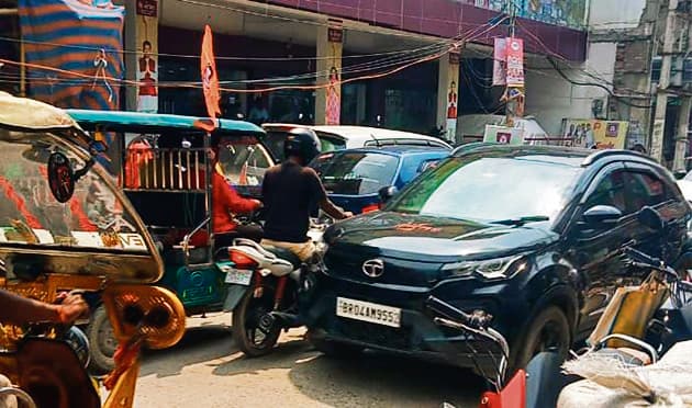 Chapra News : ट्रैफिक नियमों को ताक पर रख शहर में हो रहा वाहनों का परिचालन