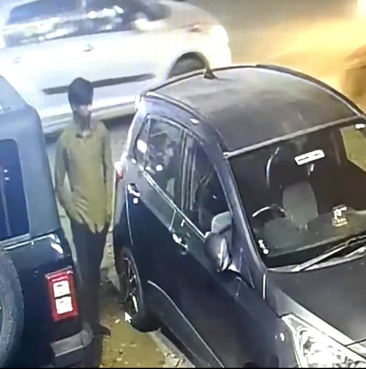 Jamshedpur News : बिष्टुपुर में कार का शीशा तोड़कर ₹50 हजार नगद समेत गहने व एटीएम की चोरी