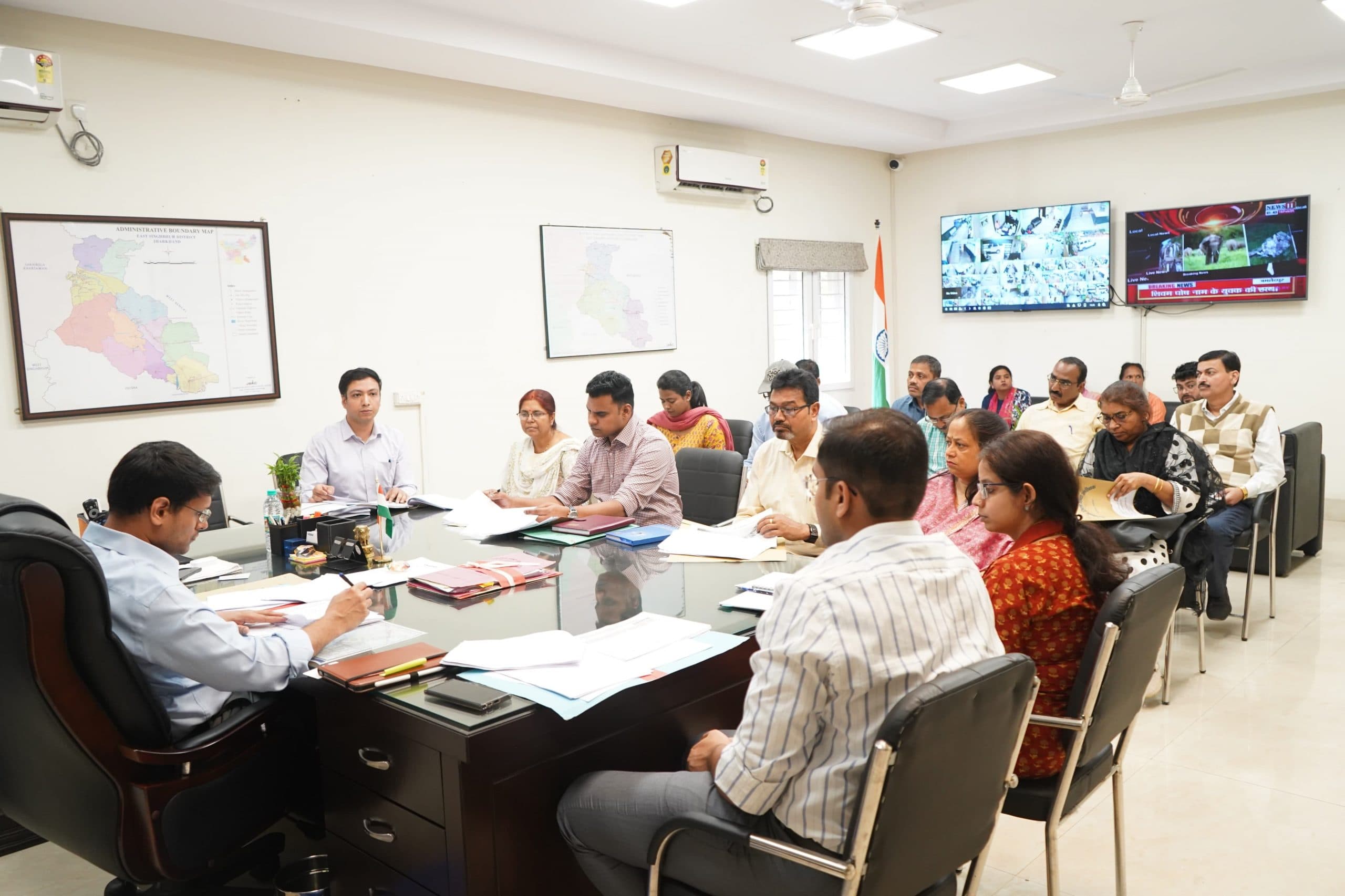 Jamshedpur News : डीएमएफटी फंड से जिले के 278 स्कूलों में होगा किचन शेड का निर्माण