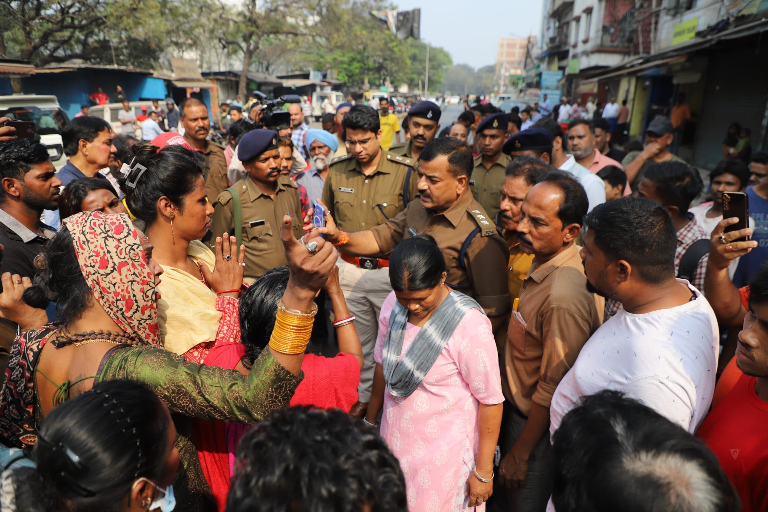 Jamshedpur News : धातकीडीह में बीच बाजार युवक को मारी तीन गोली, हालत गंभीर, वारदात सीसीटीवी में कैद