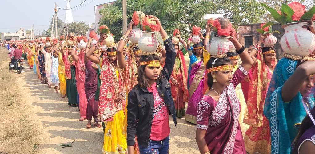 श्रीमद्भागवत कथा को लेकर निकाली गयी भव्य कलश शोभायात्रा