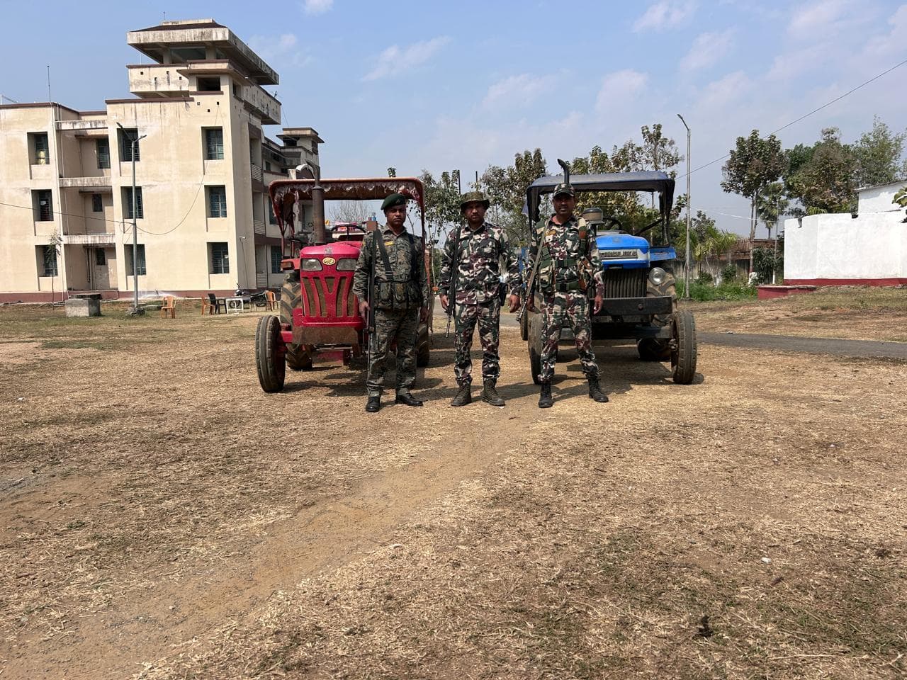 पुलिस ने अवैध रूप से बालू लदे दाे ट्रैक्टर किया जब्त