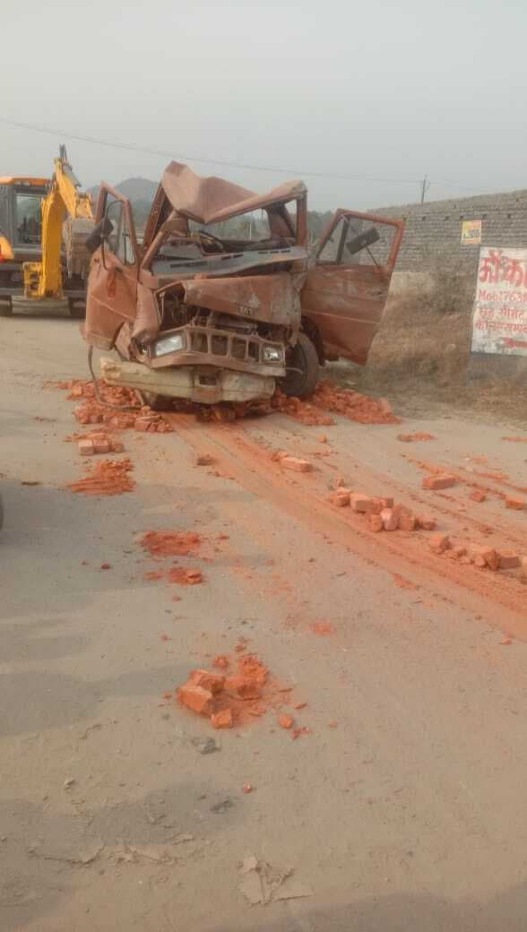 सुंडील पुल के गार्डवाल से टर्बो ट्रक की टक्कर, बच्चे समेत दो की मौत, दो घायल