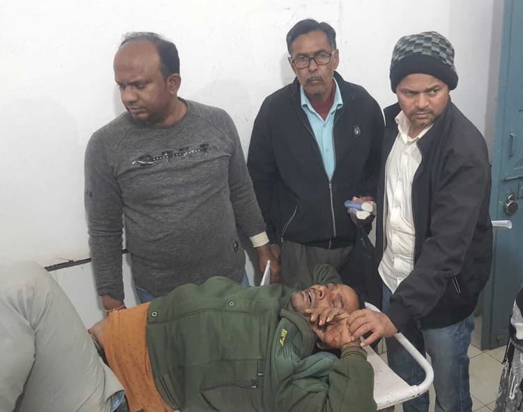 दो बाइकों की टक्कर में कंपाउंडर समेत दो घायल