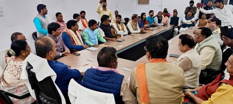 Bhagalpur News: पीएम के कार्यक्रम को लेकर मंत्री ने की सांसद व विधायकों के साथ बैठक