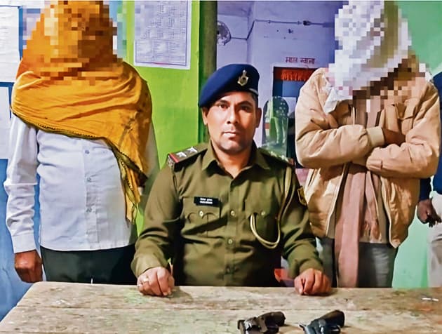 चौरी पुलिस ने हथियार के साथ दो धंधेबाजों को पकड़ा