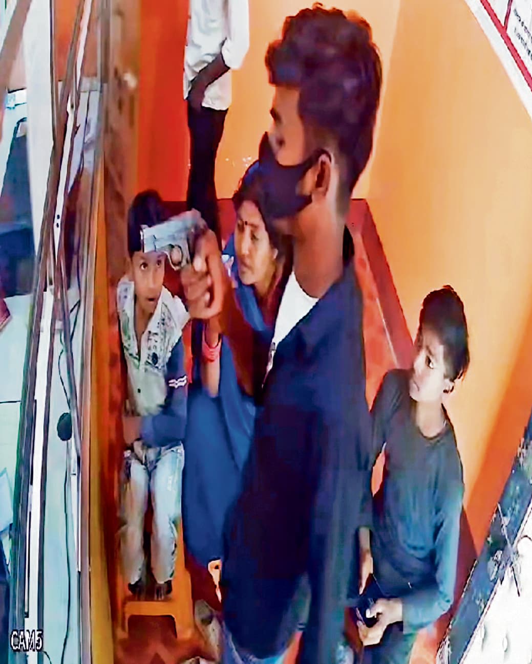 Hajipur News : महुआ में शिक्षक से तीन लाख रुपये की लूट