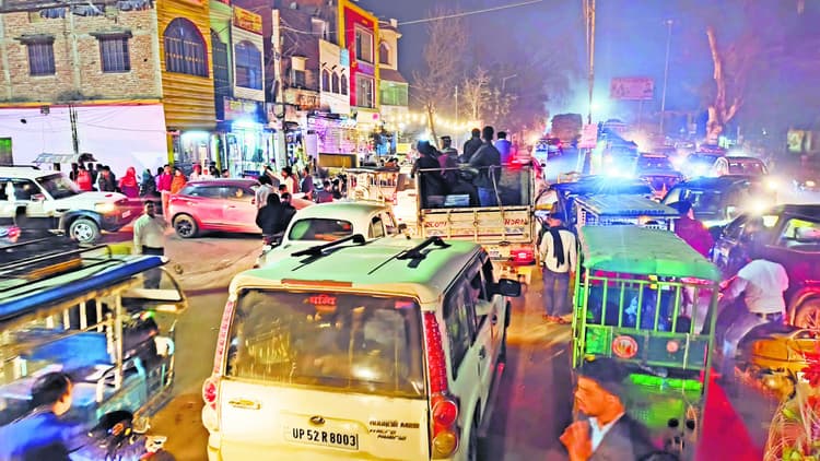 गोलंबर पर जाम से परीक्षार्थियों को हुई परेशानी, वाहन छोड़ पैदल भागे परीक्षार्थी