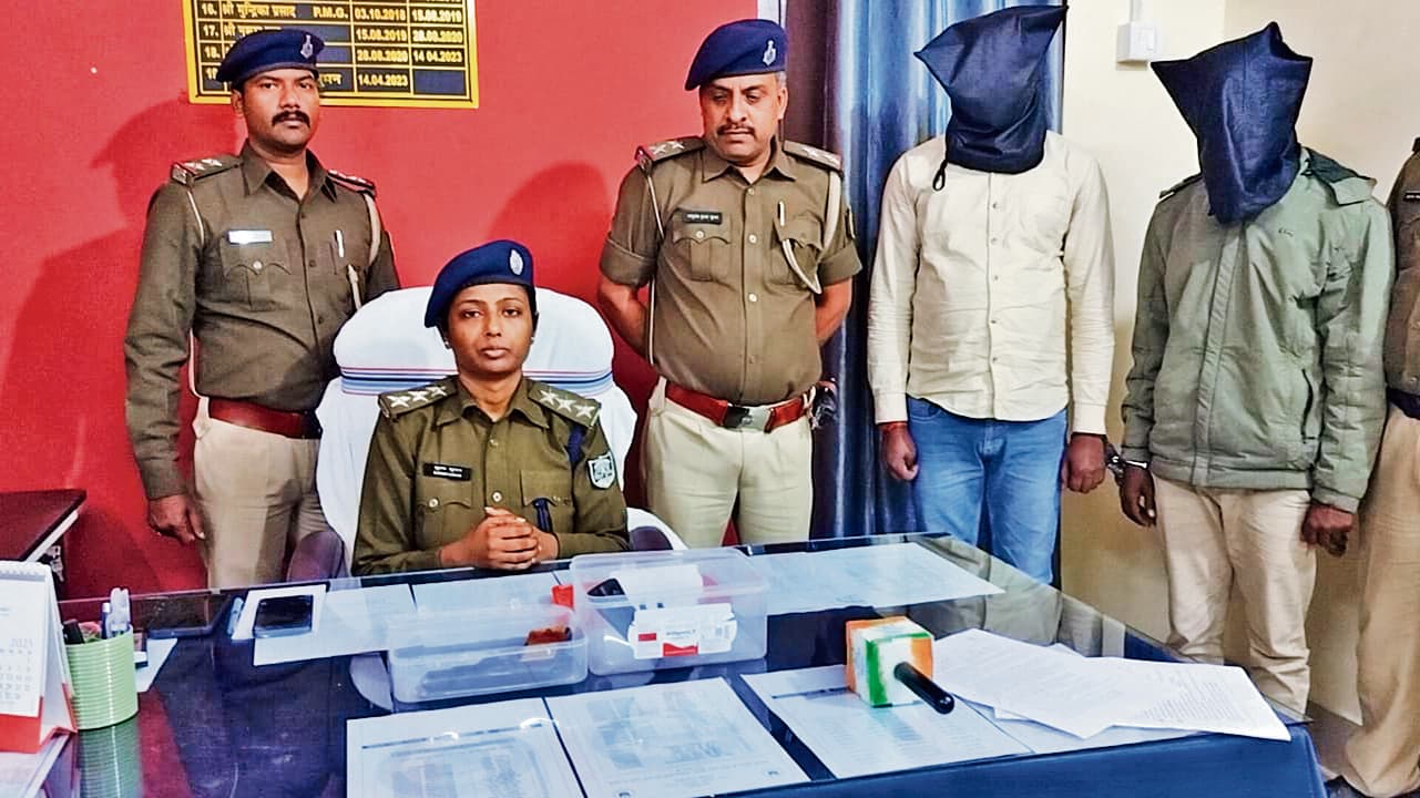 Hajipur News : लोडेड कट्टा व कारतूस के साथ दो बदमाश धराये