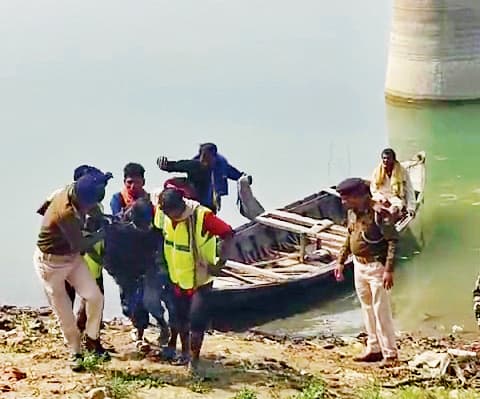 Hajipur News : नदी में युवक ने लगायी छलांग, पुलिस ने बचाया