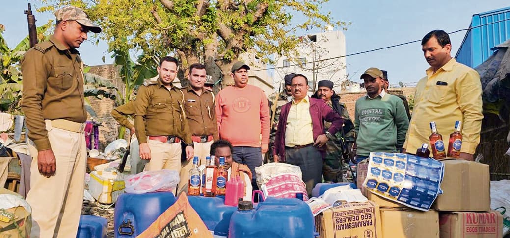Hajipur News : उत्पाद पुलिस ने किया नकली ब्रांडेड शराब फैक्ट्री का खुलासा, सीतामढ़ी का धंधेबाज हुआ गिरफ्तार