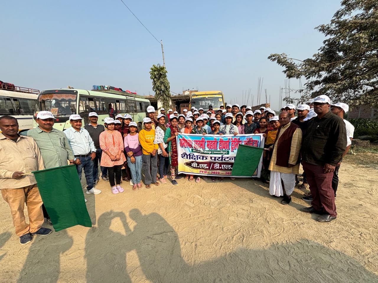 Student group:छात्र-छात्राओं का दल शैक्षिक परिभ्रमण के लिए गुजरात रवाना