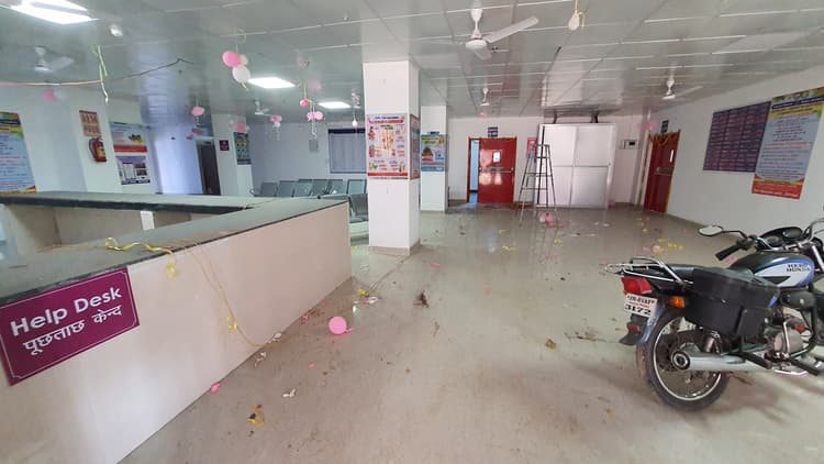 Auranganad News : मॉडल अस्पताल में झूल रहे ताले