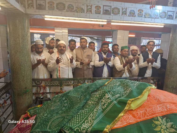 Bhgalpur news कांग्रेस नेता प्रवीण सिंह कुशवाहा ने की चादर पोशी