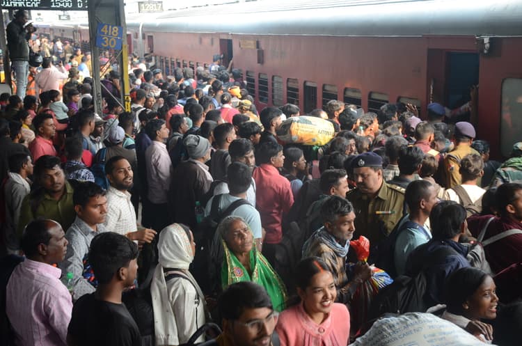 Ranchi News: स्वर्णजयंती एक्सप्रेस की सामान्य श्रेणी में खचाखच भीड़, स्लीपर में भी जगह नहीं