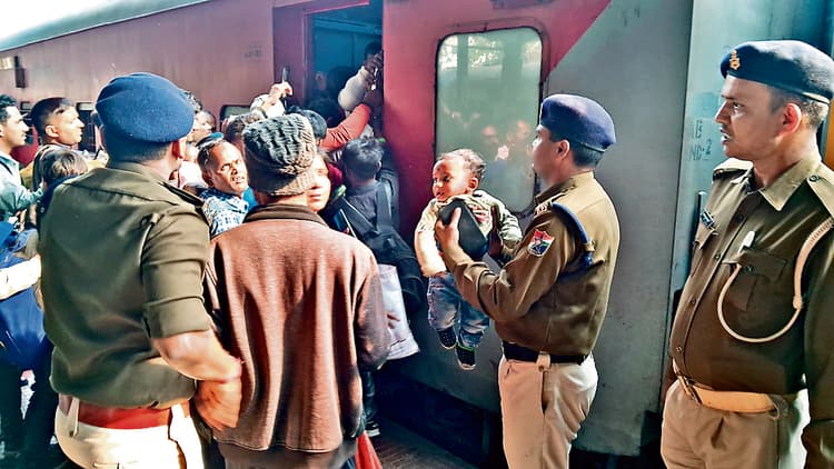 Ranchi News: स्वर्ण जयंती एक्सप्रेस की सामान्य श्रेणी में भीड़, स्लीपर में भी जगह नहीं
