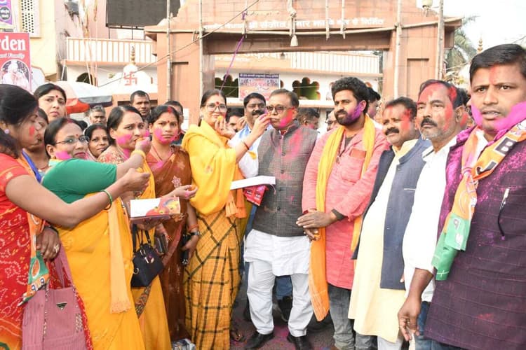 दिल्ली में रेखा गुप्ता को मुख्यमंत्री बनाए जाने पर निकाला विजय जुलूस