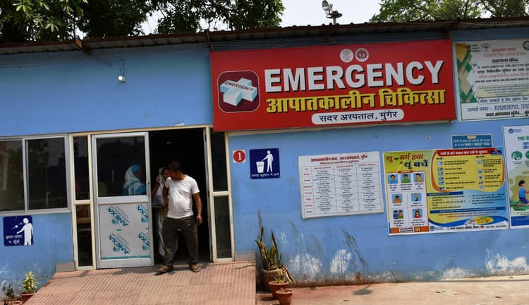 इमरजेंसी वार्ड में लगभग डेढ़ घंटे तक नहीं थे चिकित्सक, तड़पते रहे मरीज, किया हंगामा