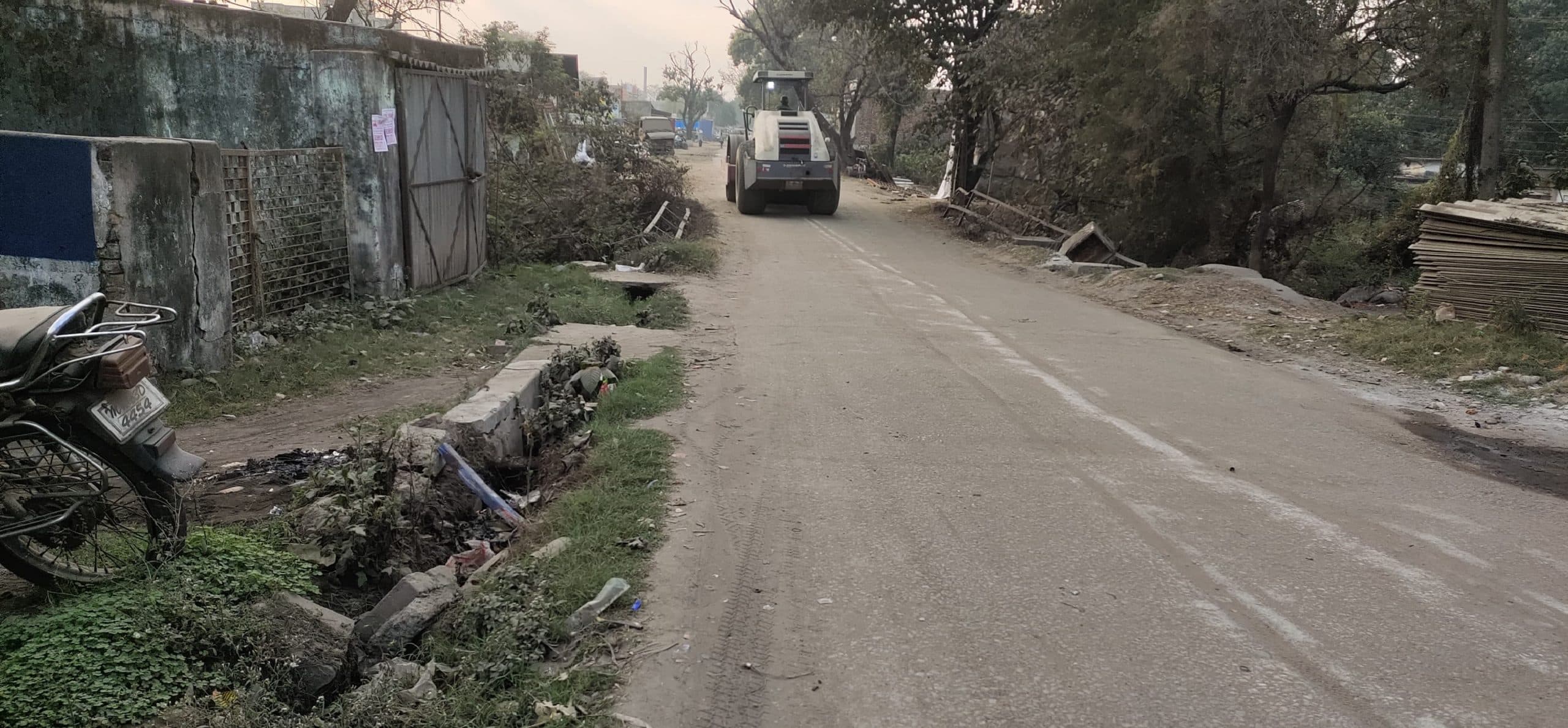 जर्जर पुल और जगह-जगह कचरों के ढेर से बिगड़ रही खलारी की सूरत