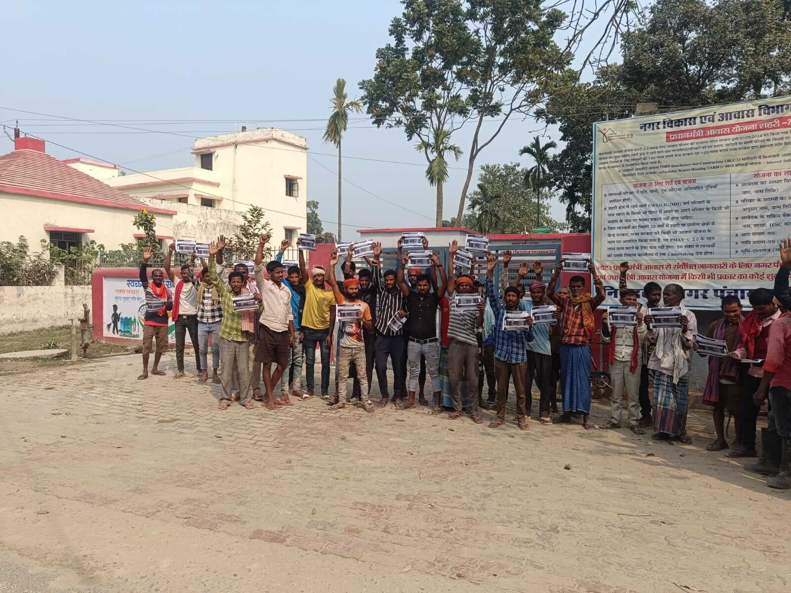 मांगों को लेकर नगर पंचायत के सफाई कर्मियों ने किया प्रदर्शन