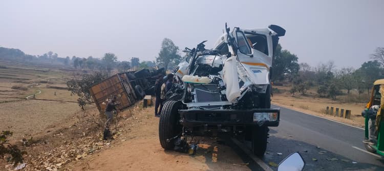 दो वाहनों की टक्कर में एक चालक की मौत, दो घायल