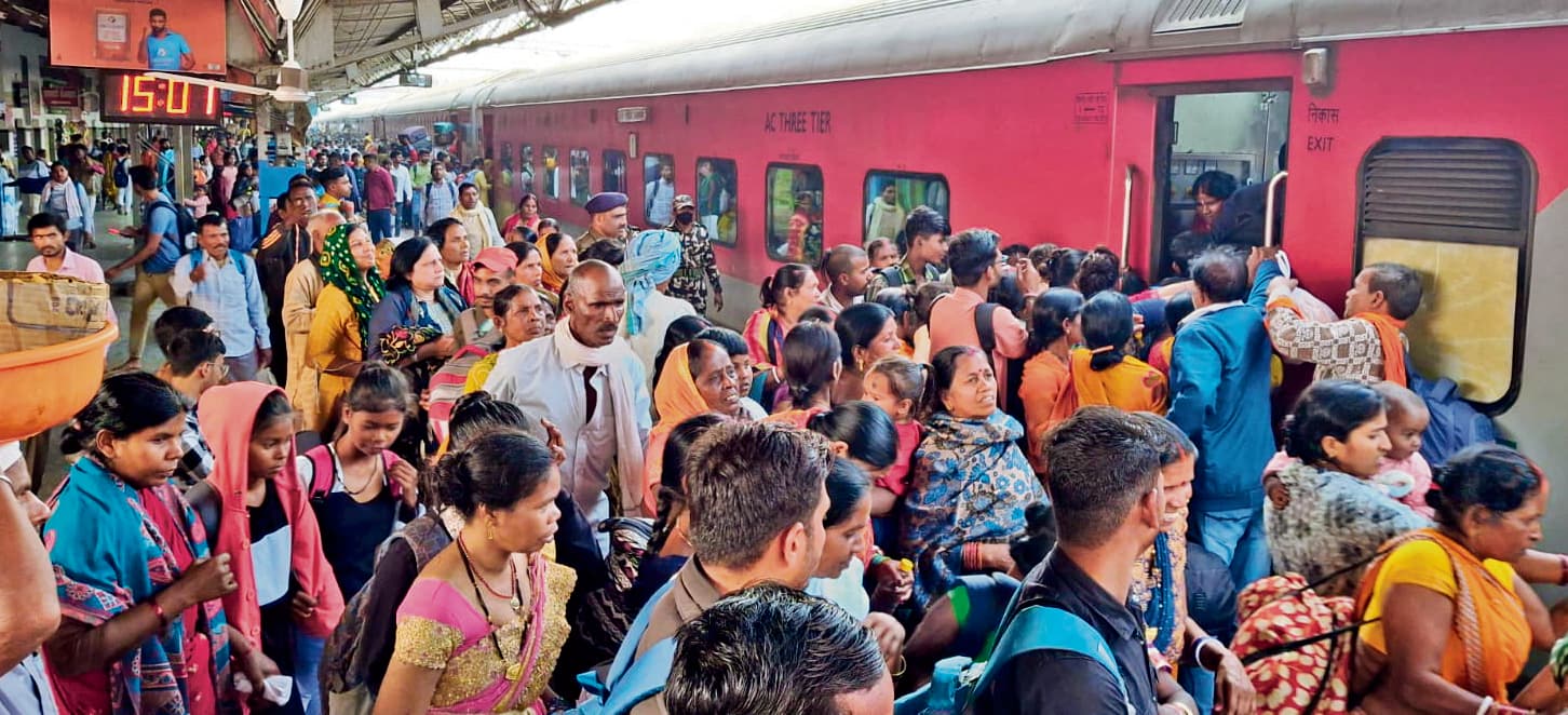 Chhapra News : स्पेशल ट्रेनों के रद्द होने व मार्ग बदलने से बढ़ी परेशानी, नियमित ट्रेनों में खचाखच भीड़