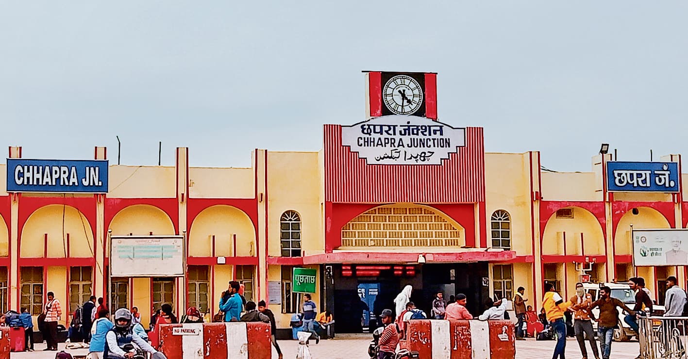 Chhapra News : ए ग्रेड का दर्जा प्राप्त छपरा जंक्शन पर नहीं है एसी वेटिंग रूम और हॉल