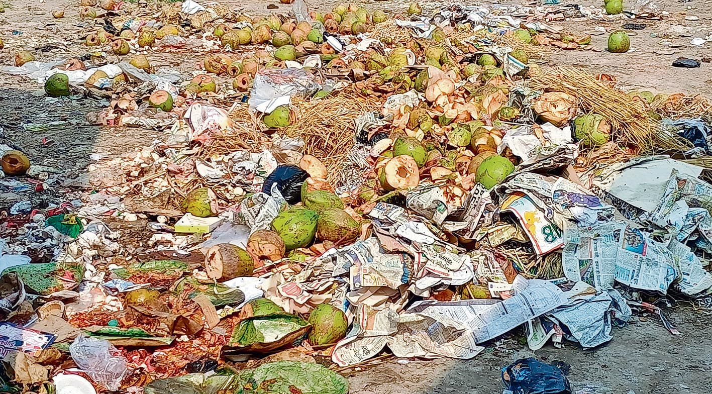 Chhapra News : परसा नगर पंचायत में कचरा उठाव और डंपिंग का कार्य बाधित, ग्रामीणों में आक्रोश