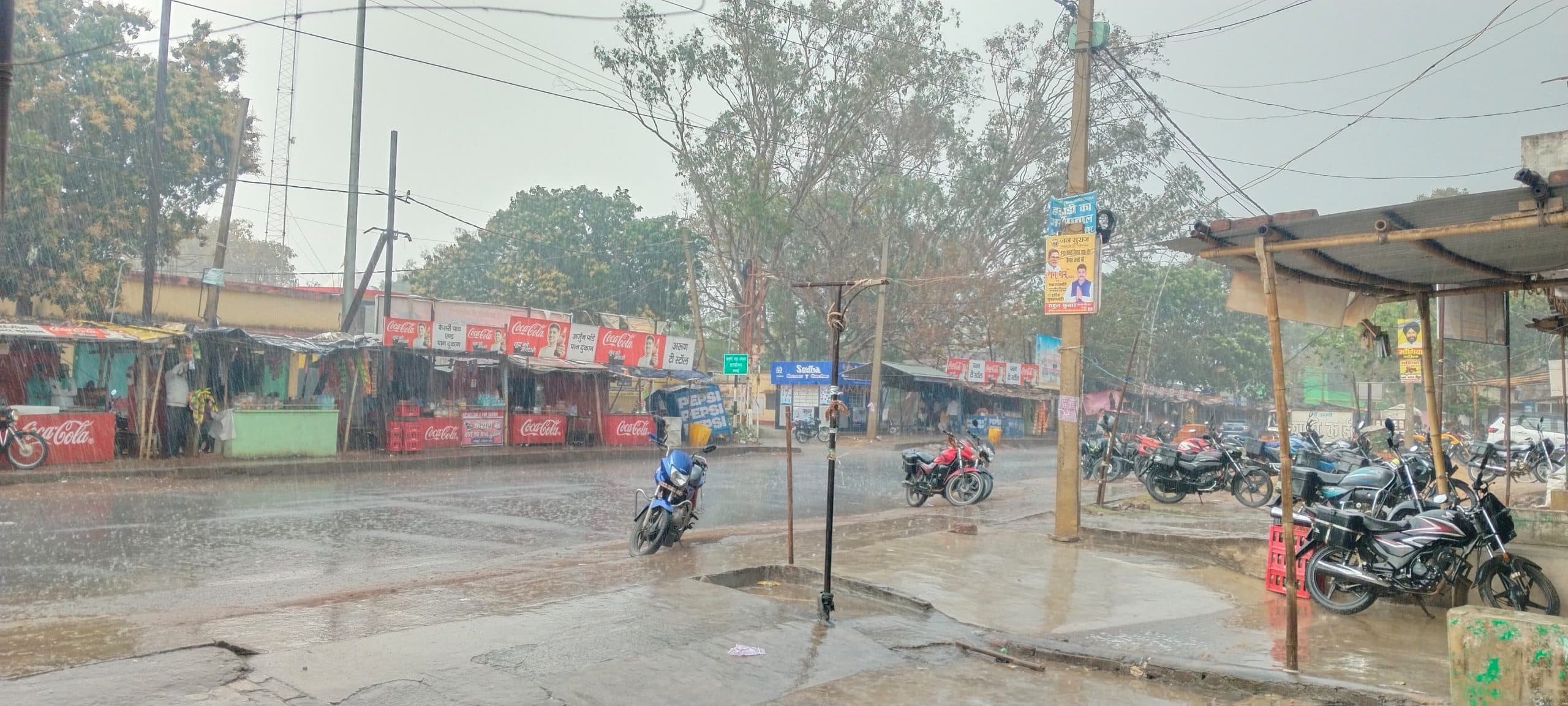 बारिश से चकाई चौक पर हुआ जलजमाव, निकासी की व्यवस्था नहीं