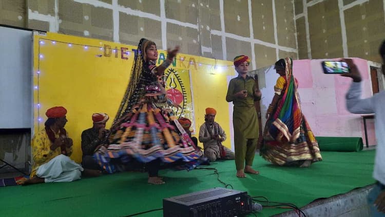 अभ्यास मध्य विद्यालय में राजस्थान फोक नृत्य की दी गयी प्रस्तुति