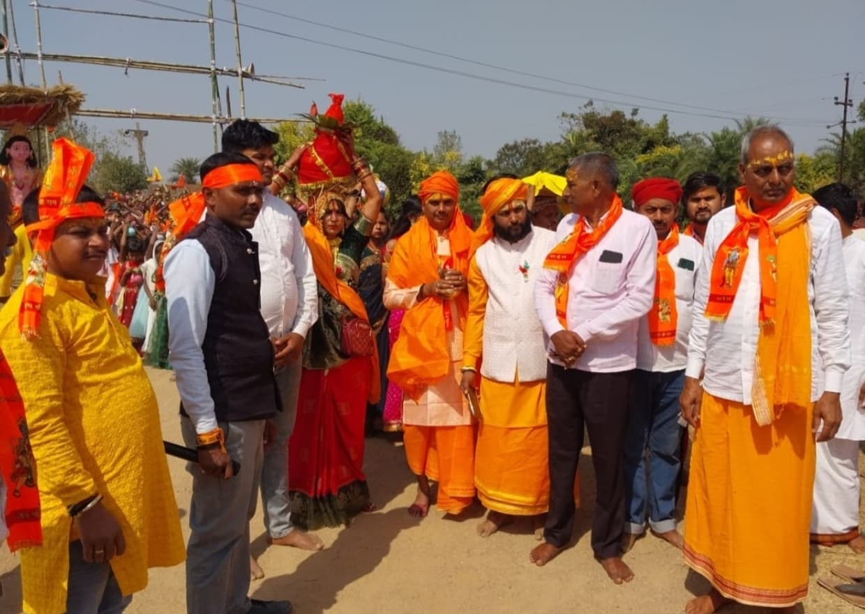 महेश्वरी में बह रही भक्ति की गंगा में डुबकी लगा रहे श्रद्धालु